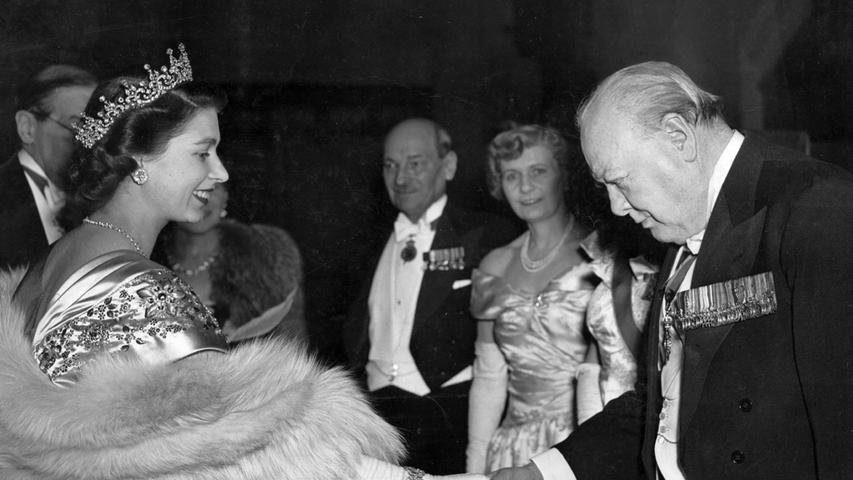 Zur wöchentlichen Aufgabe der Queen gehörte auch die Privataudienz mit den britischen Premierministern. Angefangen mit Winston Churchill (Foto) hat sie im Laufe ihrer Regentschaft 14 verschiedene britische Premierminister erlebt. Die gleiche Anzahl an US-amerikanischen Präsidenten fällt in die Regierungszeit der Queen, die sie alle außer Lyndon B. Johnson auch persönlich getroffen hat.