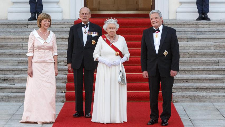 Königin Elizabeth II. galt als das meist gereiste Staatsoberhaupt der Welt. Sie hat allein mehr als 150 Besuche in Commonwealth-Staaten absolviert und ist in zahlreiche andere Länder, wie hier nach Deutschland im Jahr 2015 gereist. Es blieb ihr letzter Besuch in der Bundesrepublik. Empfangen wurden sie und ihr Mann Prinz Philip vom damaligen Bundespräsidenten Joachim Gauck und seiner Ehefrau Daniela Schadt. In den letzten Jahren übernahmen vermehrt ihr Sohn Prinz Charles oder ihr Enkel Prinz William die Auslandsbesuche.
