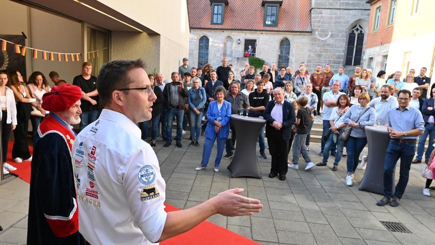 Metzger-Weltmeister Jürgen Reck ist im Hof des Möhrendorfer Rathauses überschwänglich empfangen worden. 