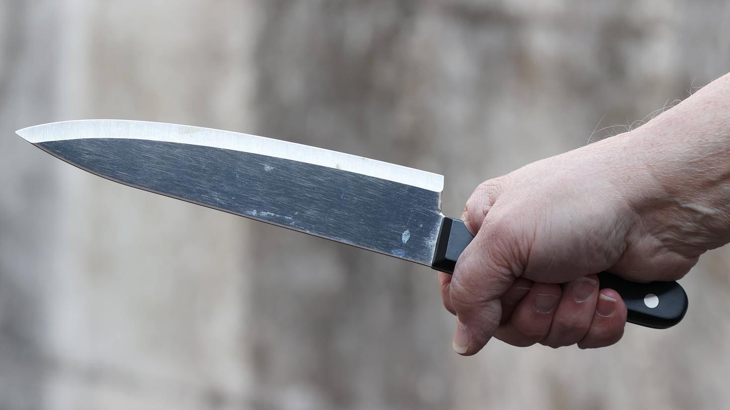 Ein 46-Jähriger soll auf einer Raststätte von anderen zwei Männern mit einem Messer bedroht worden sein (Symbolbild).