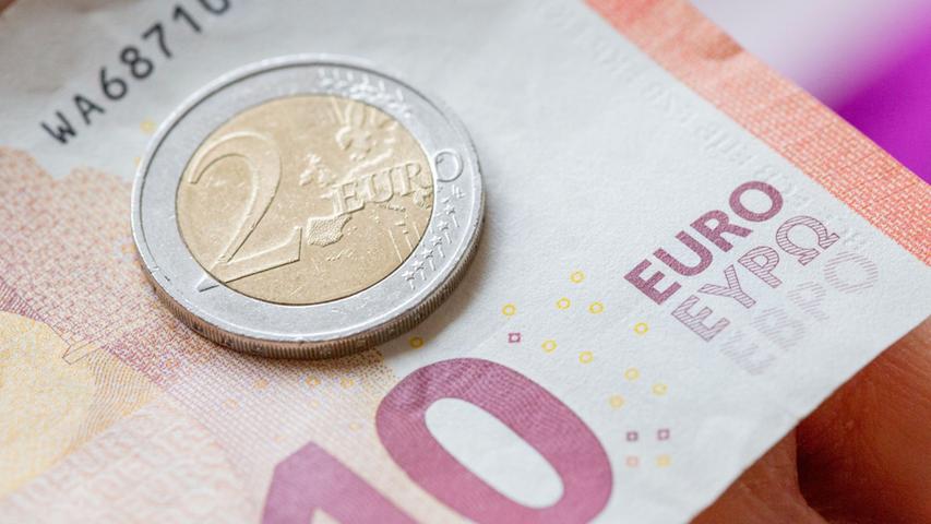 Die Änderung bei den Verdienstgrenzen hängt mit einer Anpassung beim Mindestlohn zusammen. Dieser wird zum 1. Oktober erhöht und steigt von 10,45 auf 12 Euro. Das gilt auch für Tarifverträge, die niedrigere Gehaltsstufen vorsehen.