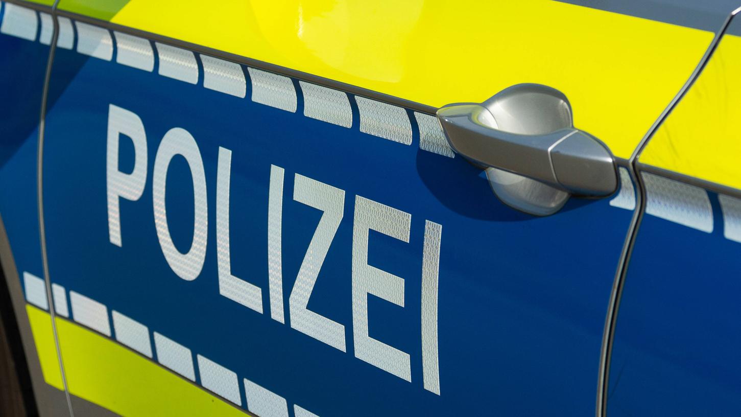 Die Polizei hat einen Mann festgenommen, der den Hitlergruß gezeigt hat. Die Polizei hat einen Mann festgenommen, der den Hitlergruß gezeigt hat.