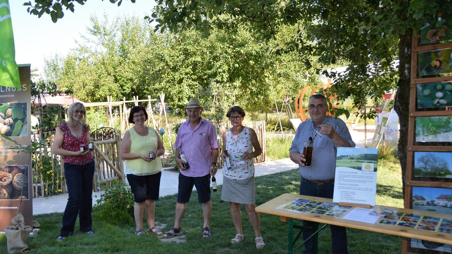 Die Vorstandsmitglieder des Gartenbauvereins warben auf der Gartenschau Wassertrüdingen für ihr Nussprojekt.
