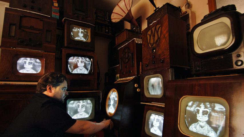 Schon 1936 begann BBC mit dem Sendebetrieb. 1957 wurden allein im Januar 112.000 Fernsehgeräte an britische Haushalte verkauft. Natürlich nutzt die Queen die neue Technik privat und repräsentiert das Königshaus im Fernsehen - angeblich soll die Comicverfilmung "Flash Gordon" ihr Lieblingsfilm gewesen sein. 