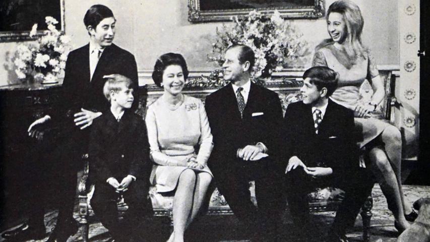 In den 60ern lächelt die royale Familie fröhlich in die Kamera. Mit Prinz Charles, Prinz Andrew, Prinz Edward und Prinzessin Anne ist die Familie komplett und hat einen Thronfolger. 