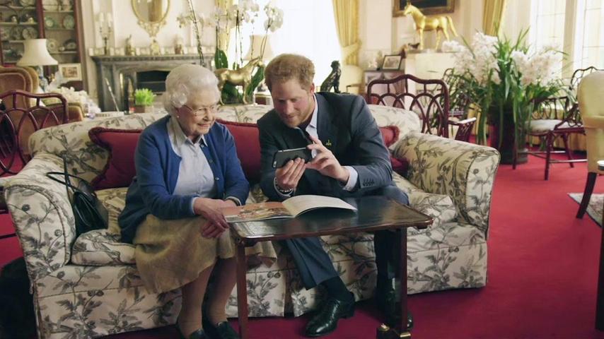 Immer am Zahn der Zeit: Prinz Harry zeigt seiner Großmutter nehmen an einer Videokonferenz teil.