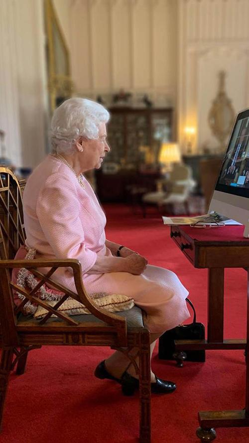 Die Technik hat die Queen bis ins hohe Alter immer fasziniert und interessiert. Hier sieht man sie beim Video-Telefonat mit Australien.