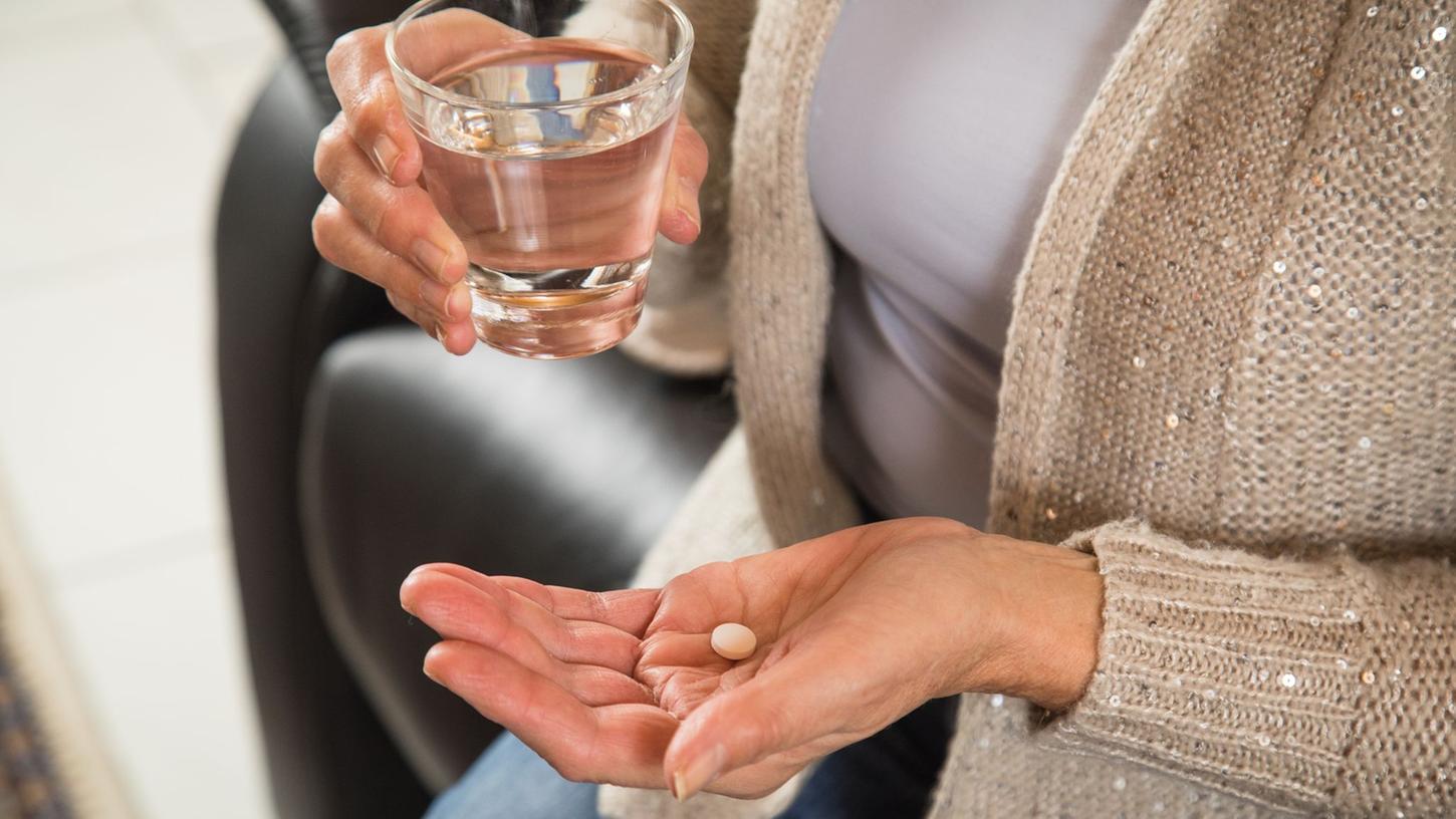 Manchen Menschen fällt es schwer, Tabletten runterzuschlucken. Hier hilft viel Wasser. Manchen Menschen fällt es schwer, Tabletten runterzuschlucken. Hier hilft viel Wasser.