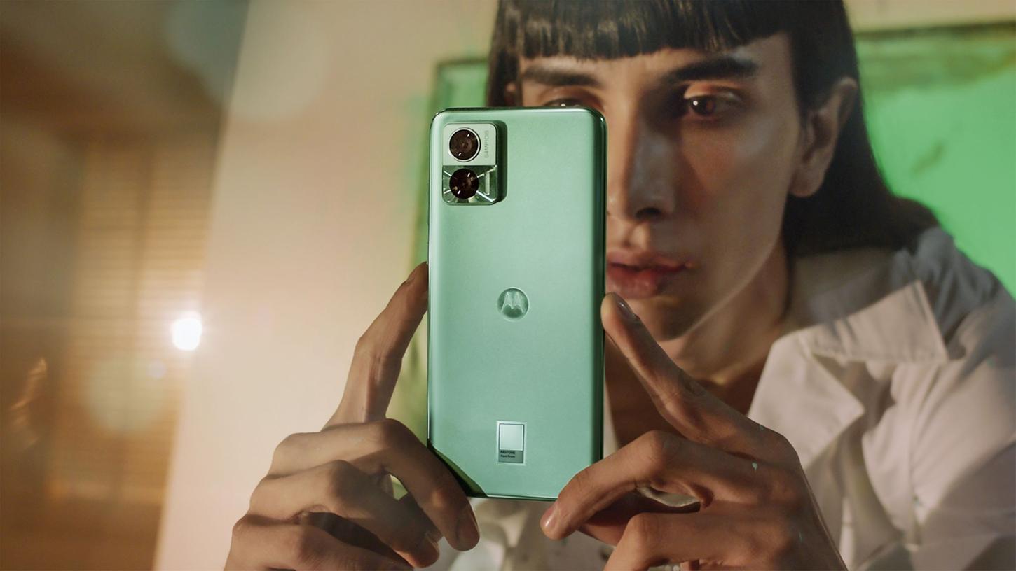 Knipse lieber ungewöhnlich: Für die Farben des Motorola Edge 30 Neo (400 Euro) hat sich Hersteller Lenovo mit dem Farbsystem-Anbieter Pantone zusammengetan. Knipse lieber ungewöhnlich: Für die Farben des Motorola Edge 30 Neo (400 Euro) hat sich Hersteller Lenovo mit dem Farbsystem-Anbieter Pantone zusammengetan.