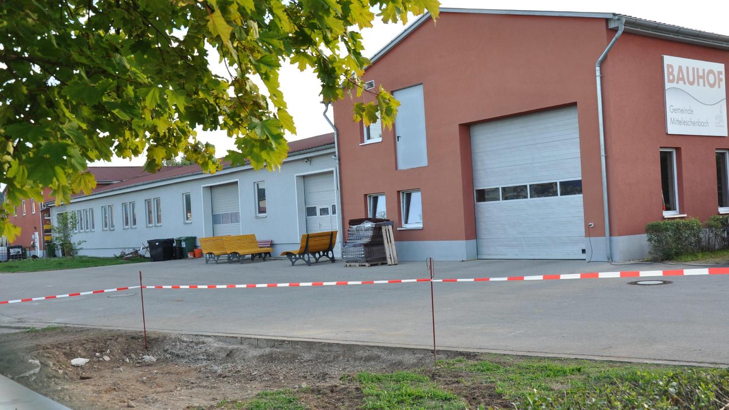 Muss wohl angepasst werden, um den aktuellen Erfordernissen besser zu entsprechen: der Mitteleschenbacher Gemeindebauhof auf dem Lohbuck. Gut erkennbar übrigens die Liegebänke, die demnächst zu ihren Standorten gebracht werden sollen.
Muss wohl angepasst werden, um den aktuellen Erfordernissen besser zu entsprechen: der Mitteleschenbacher Gemeindebauhof auf dem Lohbuck. Gut erkennbar übrigens die Liegebänke, die demnächst zu ihren Standorten gebracht werden sollen.