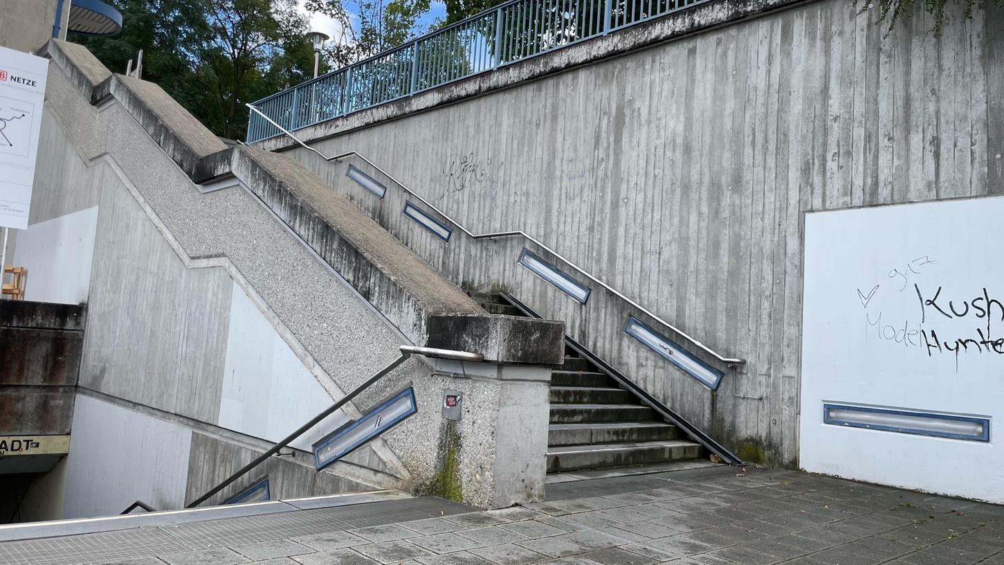 An diesem Treppenaufgang südlich des Ansbacher Bahnhofes kam es zu dem Messer-Angriff.