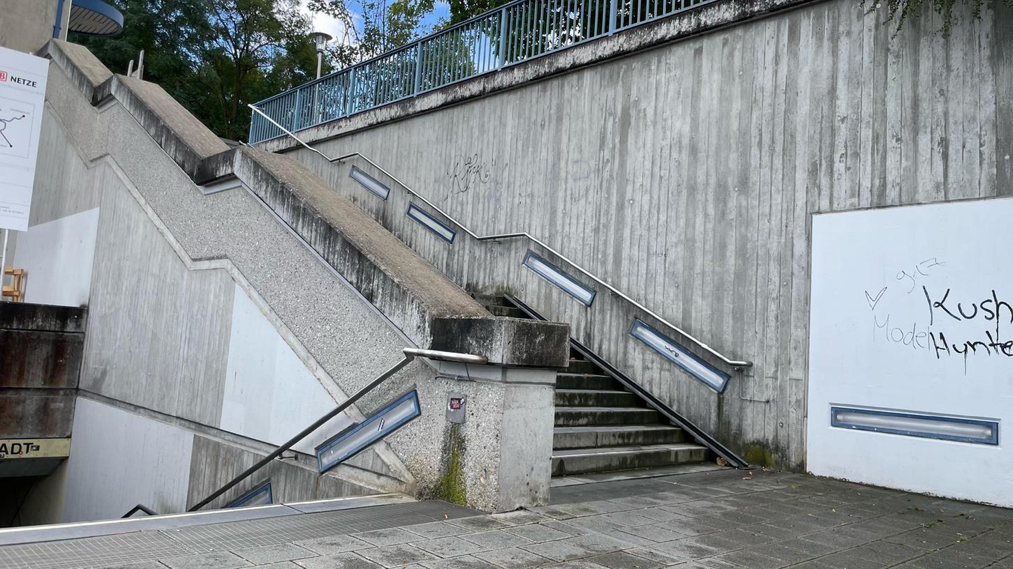 An diesem Treppenaufgang südlich des Ansbacher Bahnhofes kam es zu dem Messer-Angriff. An diesem Treppenaufgang südlich des Ansbacher Bahnhofes kam es zu dem Messer-Angriff.