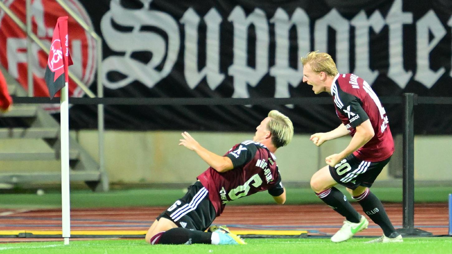 Die Erlösung: Mittelfeldspieler Lino Tempelmann (links) köpft den Club gegen Bielefeld in der Schlussminute zum Sieg.