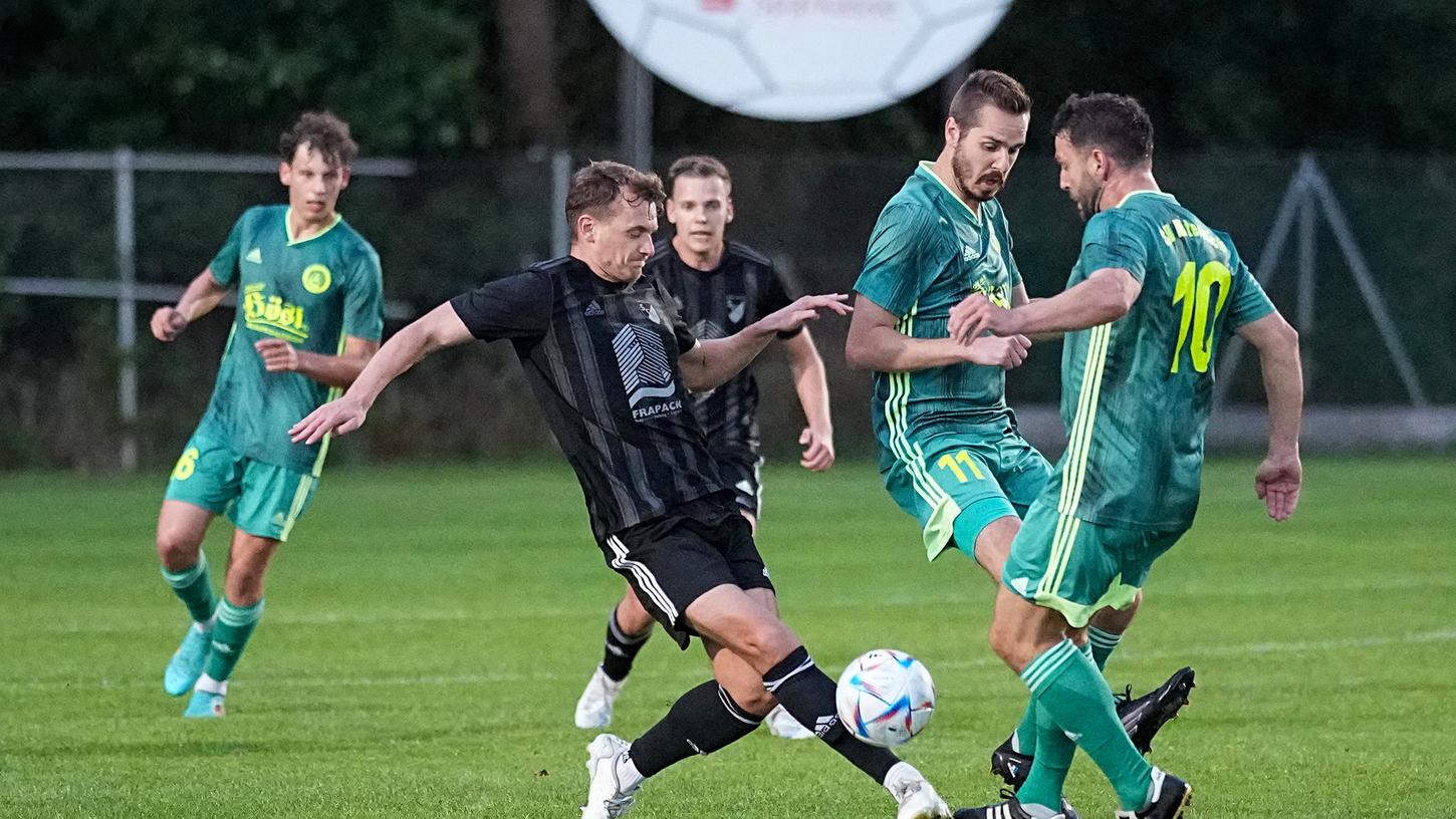 SCG-Innenverteidiger Christian Schleupner kämpft um jeden Ball. Gegen die zwei Mitterteicher Tore ist er machtlos. SCG-Innenverteidiger Christian Schleupner kämpft um jeden Ball. Gegen die zwei Mitterteicher Tore ist er machtlos.