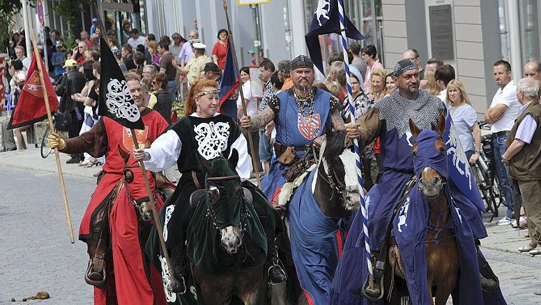 Beim großen Festzug durch die Innenstadt präsentieren sich Reiter und Ross noch friedlich. Doch hinter der Jurahalle traten sie im Ritterturnier gegeneinander an und zeigten, wie man im Mittelalter zu kämpfen pflegte. 