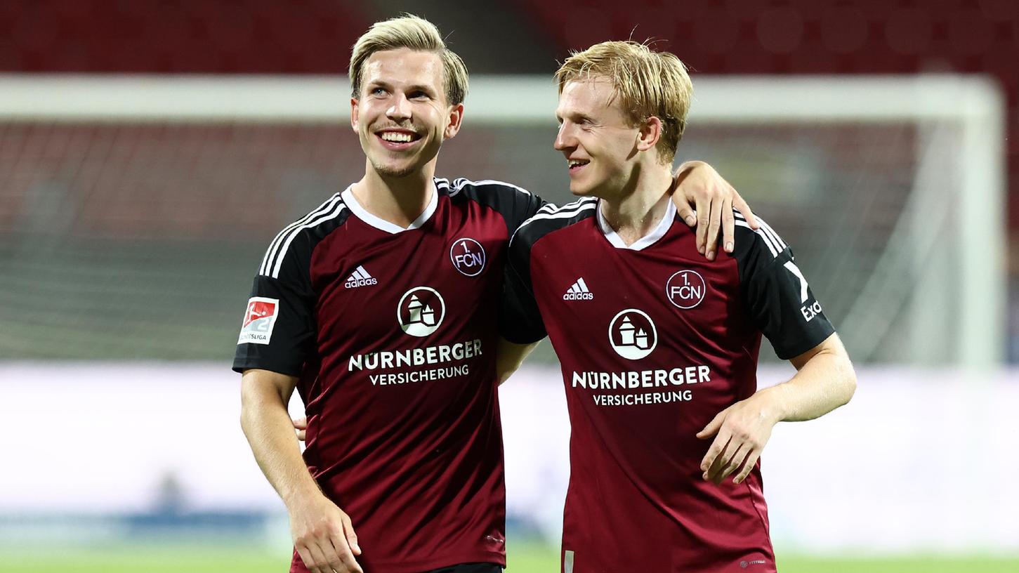 So sehen Sieger aus: Vorlagengeber Mats Möller Daehli freut sich mit Matchwinner Lino Tempelmann. So sehen Sieger aus: Vorlagengeber Mats Möller Daehli freut sich mit Matchwinner Lino Tempelmann.