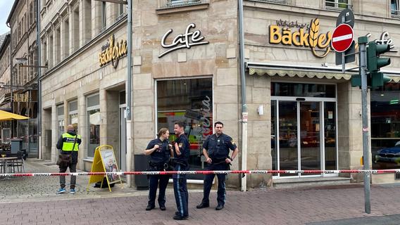 Prozess um Messerangriff im Wahn: Gast in Bäckerei in Fürth lebensgefährlich verletzt