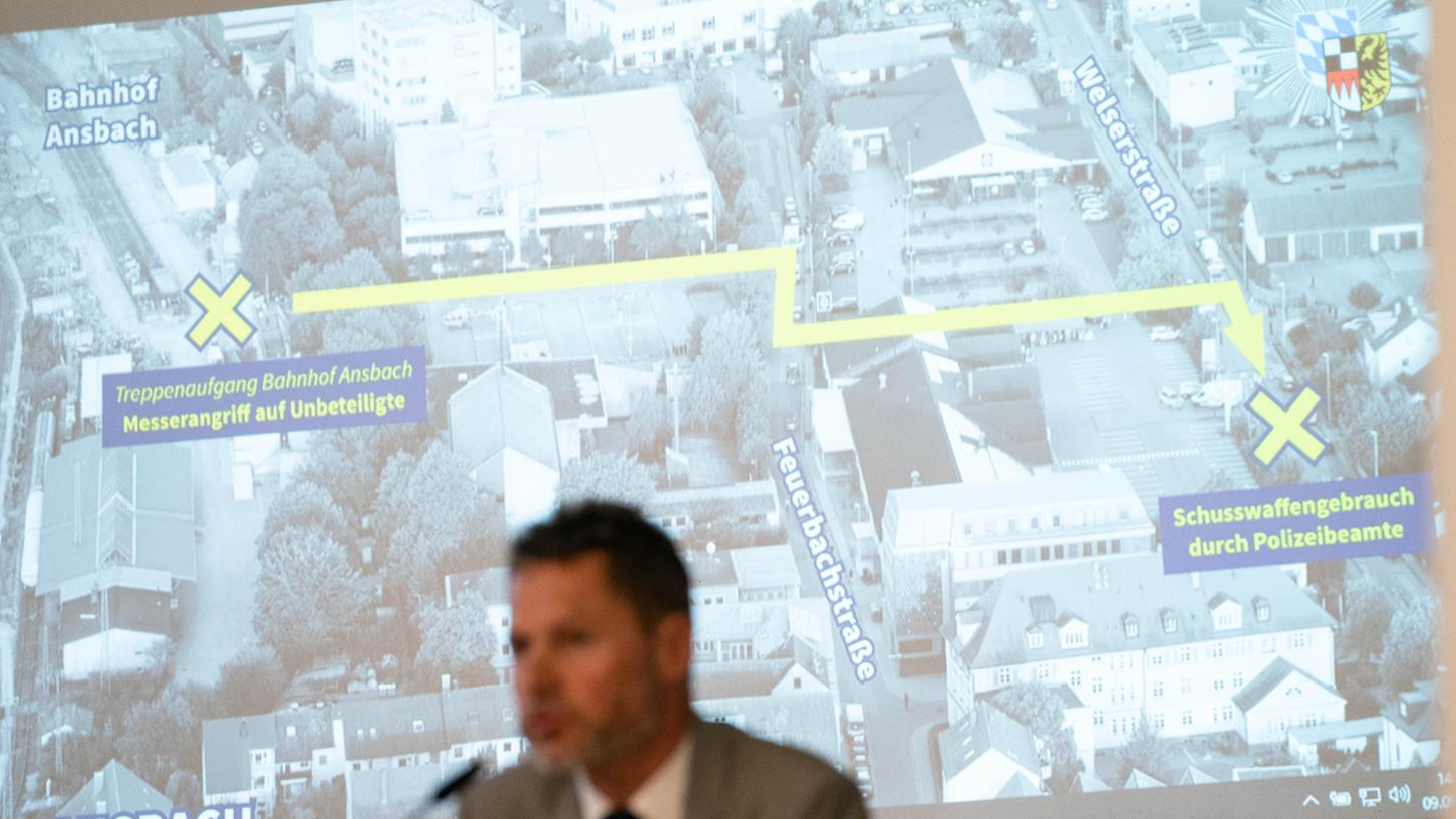 Kriminaldirektor Dieter Hegwein, Leiter der Kriminalpolizeiinspektion Ansbach, dahinter auf einer Karte die Örtlichkeiten der Messerattacke unweit des Ansbacher Bahnhofs.
