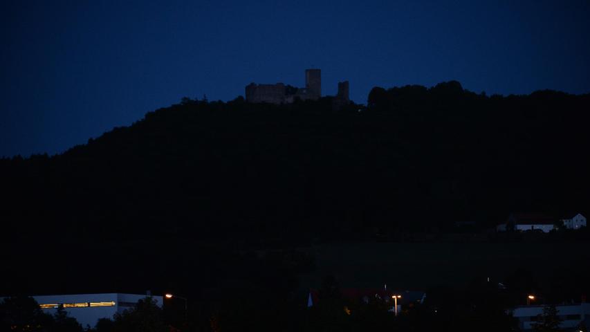 Der Wolfstein bei Nacht: Früher zeigte das beleuchtete Wahrzeichen der Stadt dem Heimkehrer schon von Weitem den Weg.