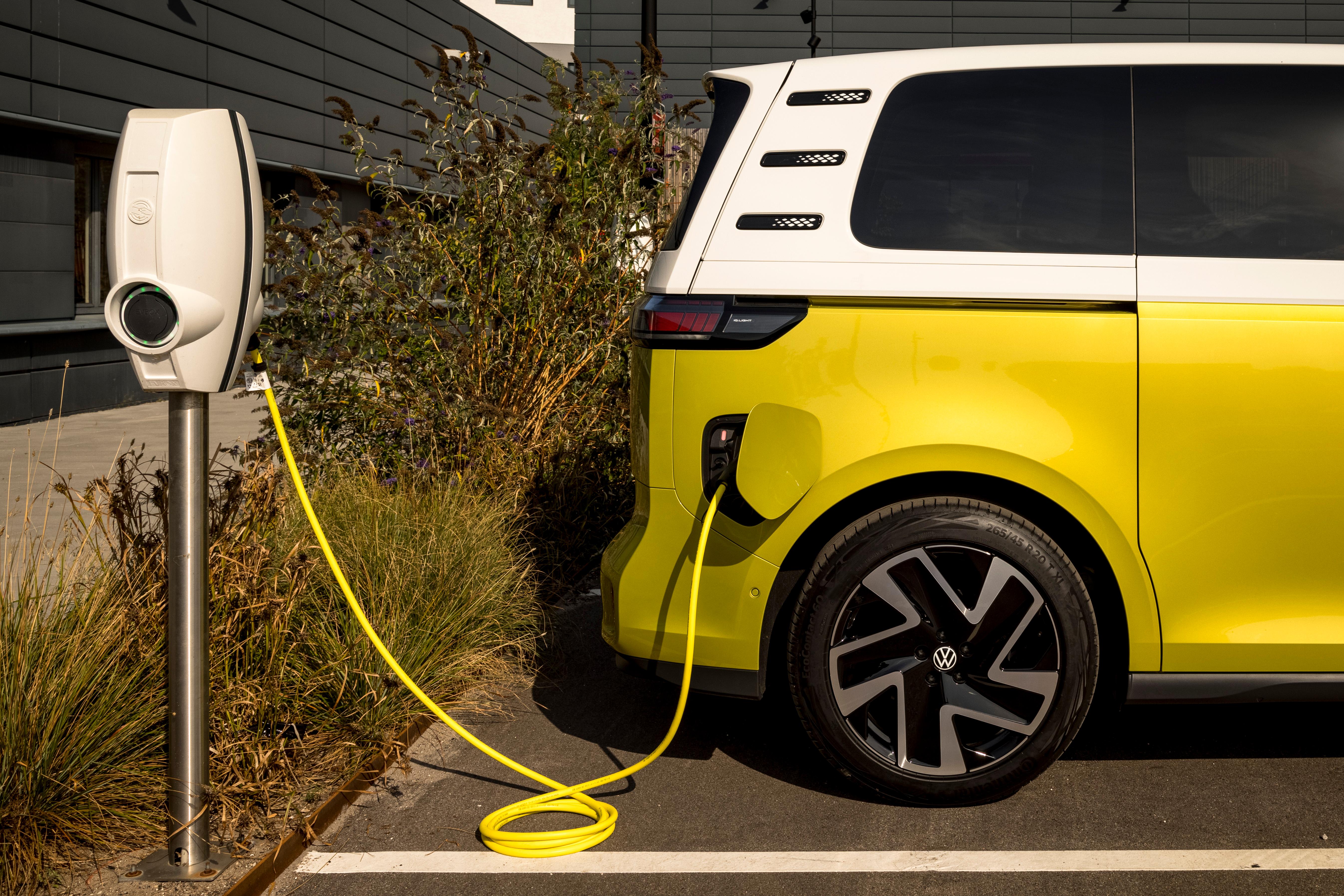 Eine Wallbox zapft der Buzz mit 11 kW an, Strom aus der Schnellladesäule wird mit bis zu 170 kW bezogen.