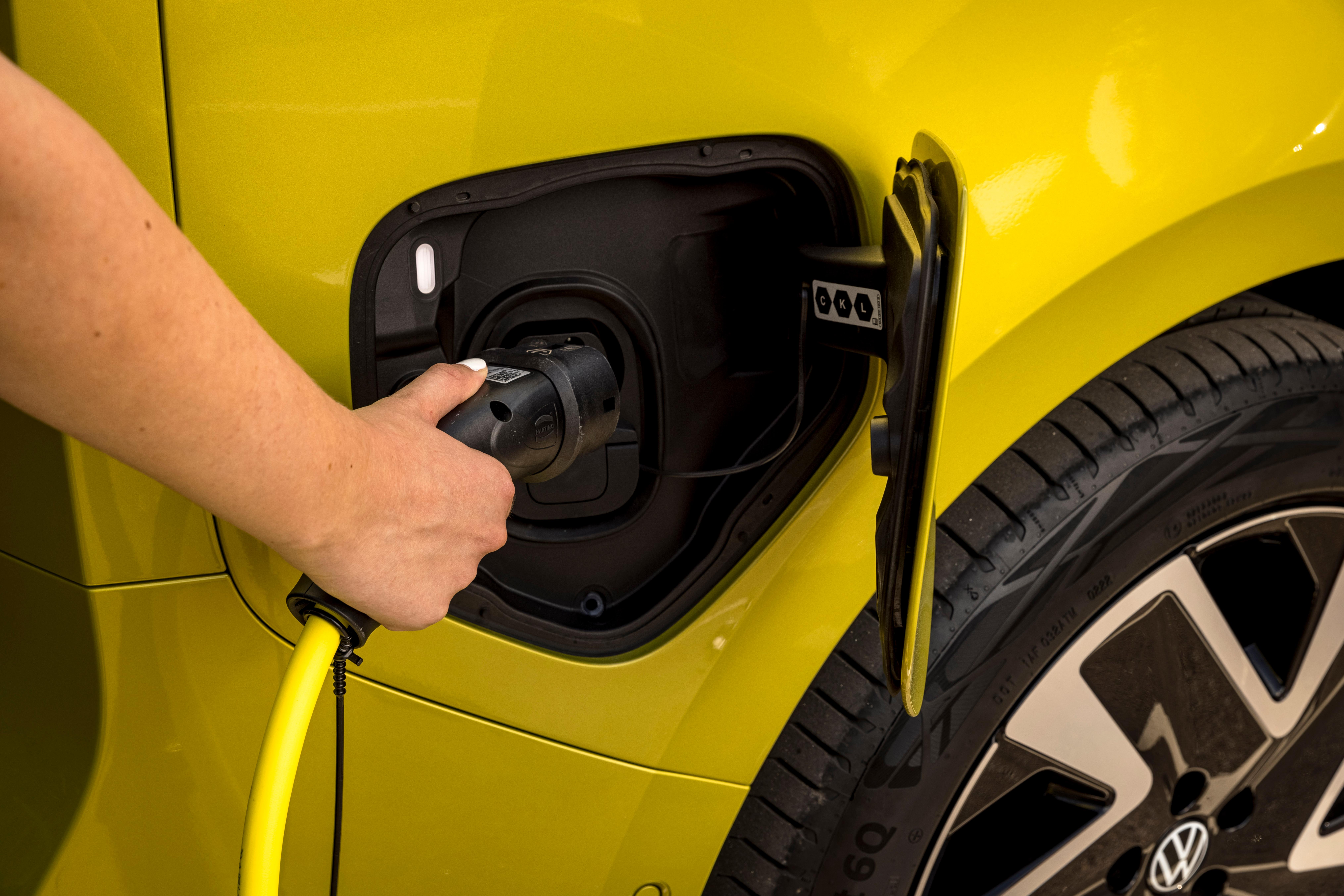 Praktisch ist die Plug&Charge-Funktion, mit deren Hilfe sich das Fahrzeug automatisch an der Ladesäule authentifiziert, Ladekarte oder App braucht es dann nicht mehr.