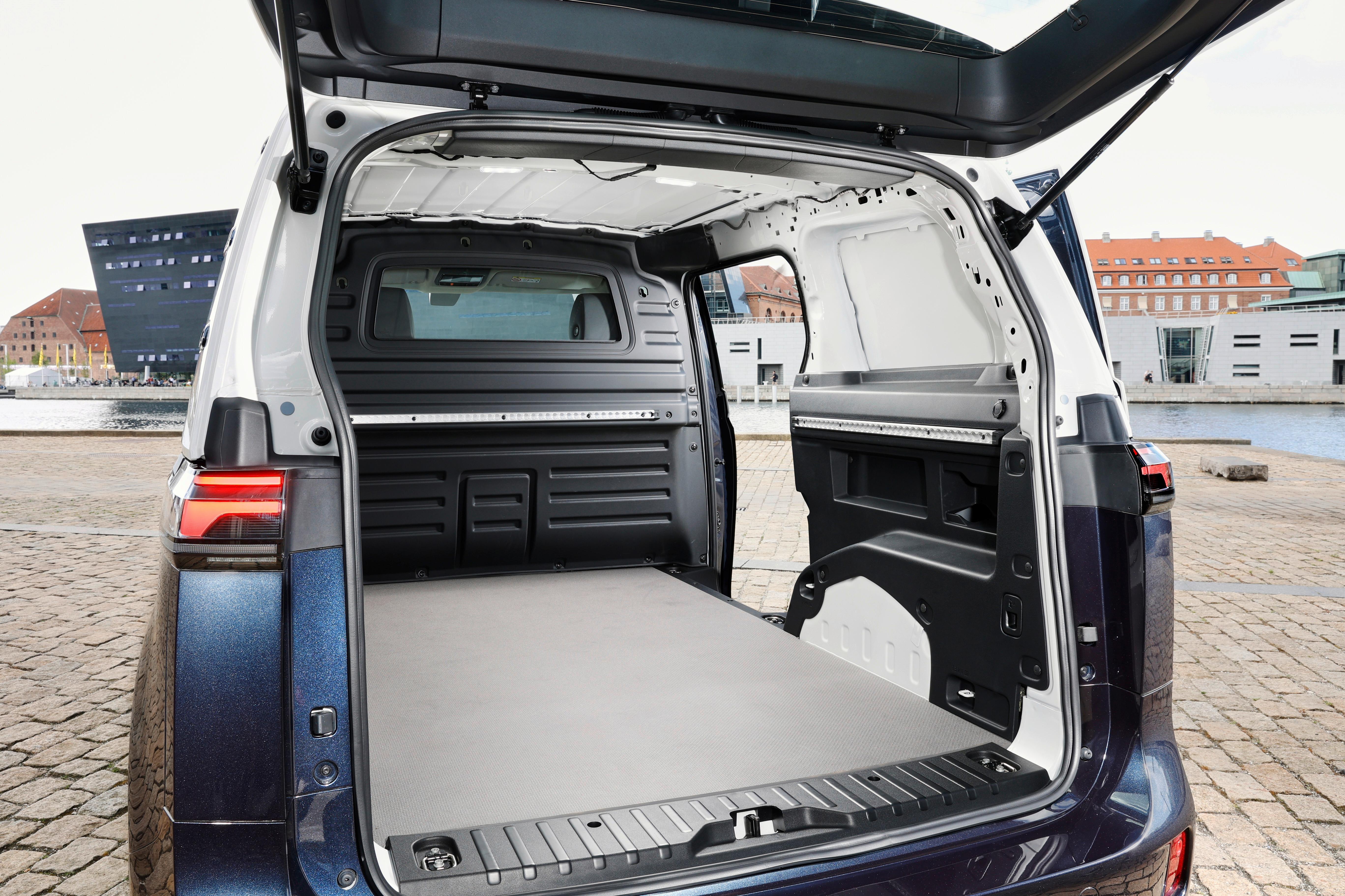 Serienmäßig bietet der Transporter drei Sitzplätze im Fahrerhaus. Zudem gibt es eine feste Trennwand zum 3900-Liter-Frachtabteil, das Platz für zwei Europaletten bietet.