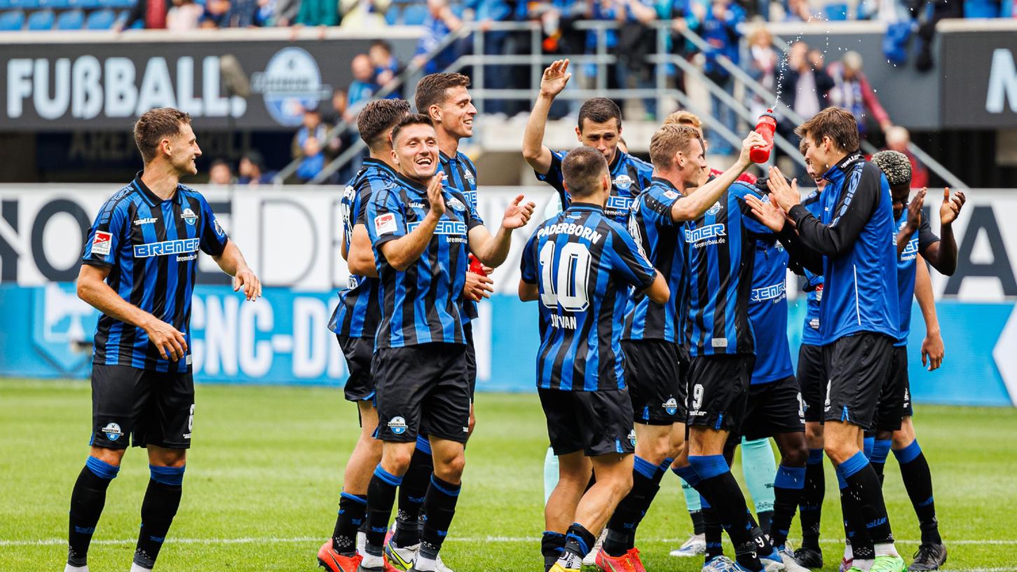 Spieler von Paderborn jubeln über ihren Sieg gegen Regensburg.