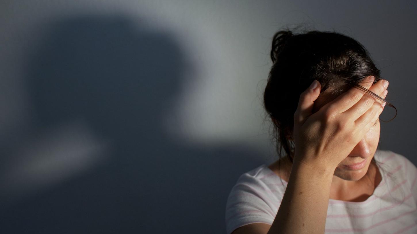 Bei einer Infektion mit BQ.1 und BQ.1.1 können auch starke Kopfschmerzen oder Herzrythmusstörungen als Symptome auftreten. Bei einer Infektion mit BQ.1 und BQ.1.1 können auch starke Kopfschmerzen oder Herzrythmusstörungen als Symptome auftreten.