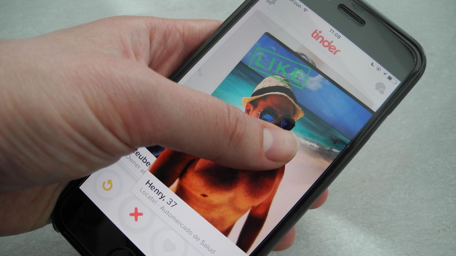 Tinder führte nach eigenen Angaben 2016 als erste Dating-App ein, dass man sich nicht nur als "Mann" oder "Frau" identifizieren kann. Tinder führte nach eigenen Angaben 2016 als erste Dating-App ein, dass man sich nicht nur als "Mann" oder "Frau" identifizieren kann.