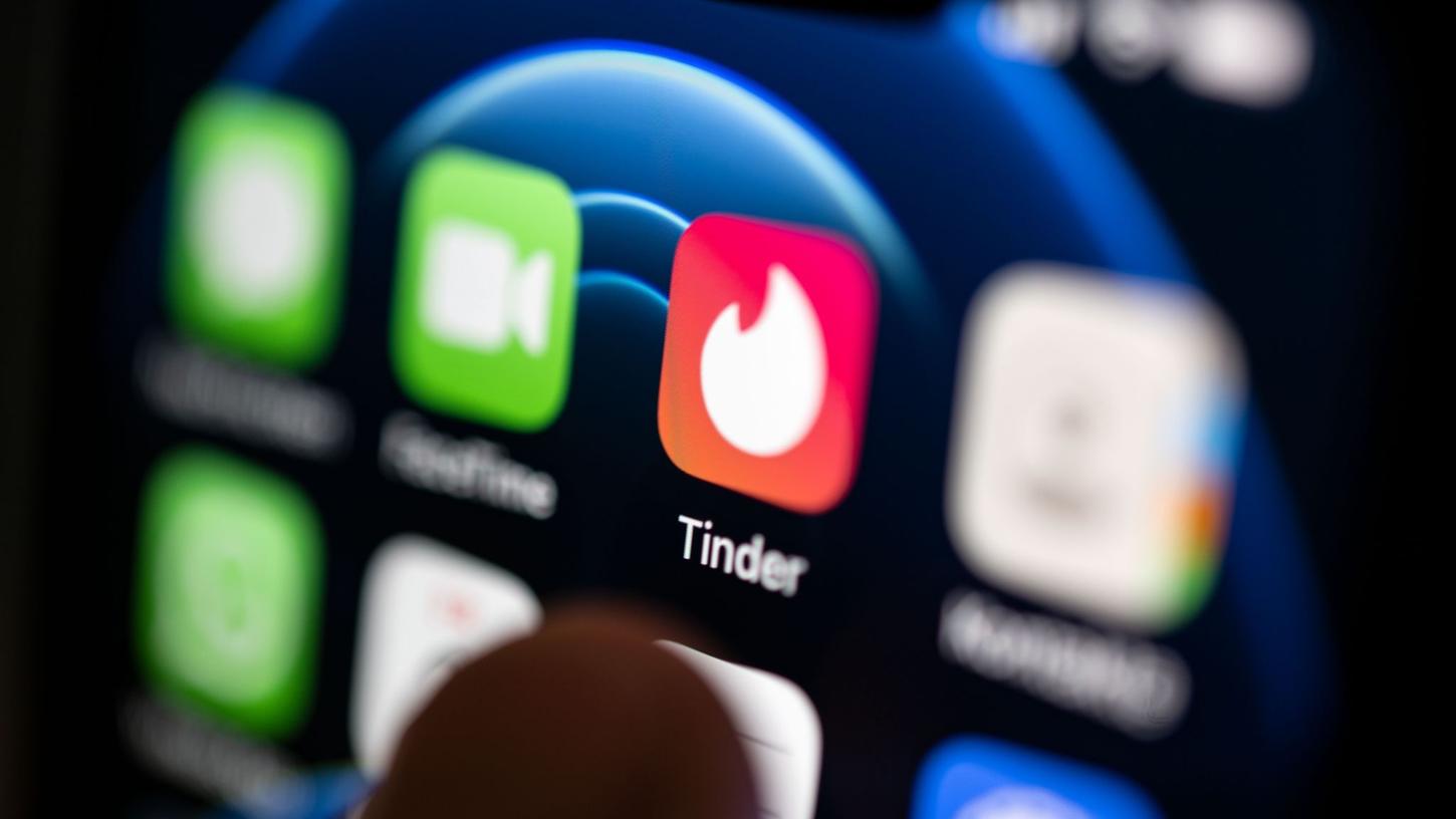 Gefällt jemand nach rechts wischen, bei Nichtgefallen nach links: Mit Tinder wurde eine bestimmte Art des Online-Datings zum Massenphänomen. Gefällt jemand nach rechts wischen, bei Nichtgefallen nach links: Mit Tinder wurde eine bestimmte Art des Online-Datings zum Massenphänomen.