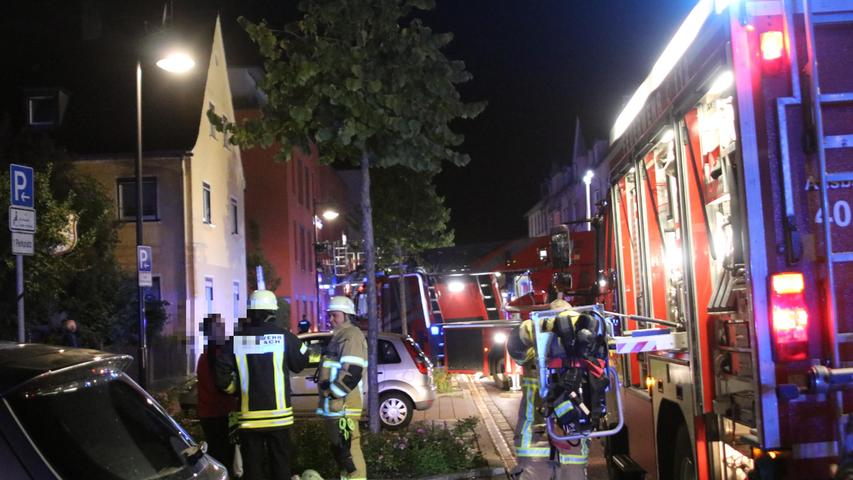 Weil starker Rauch aus dem Keller eines Mehrfamilienhaues drang, riefen gegen 19.45 Uhr Anwohner in der Nürnberger Straße den Notruf.