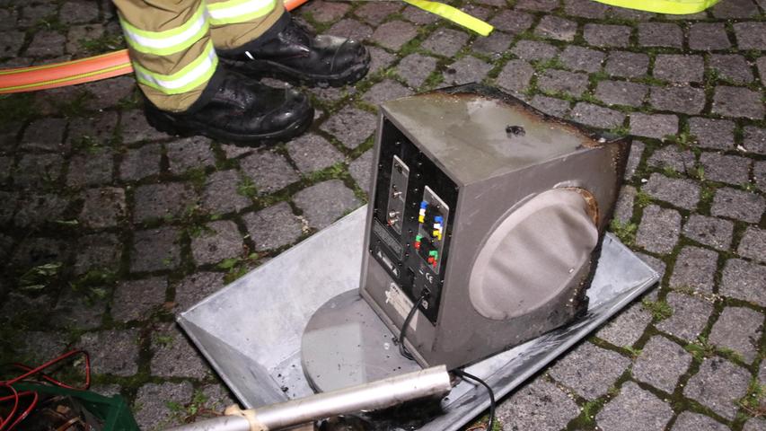 Der Ansbacher Feuerwehr, die mit gut 50 Einsatzkräften vor Ort war, gelang es, den Brand nach circa einer Stunde zu löschen und sie verhinderte, dass das Feier auf benachbarte Gebäude übergriff. 