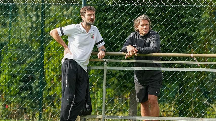 Foto: Salvatore Giurdanella   Fußball Bezirksliga Wendelstein gegen Hilpoltstein Trainer Wendelstein Joachim Kunze (links) mit Andi Speer   