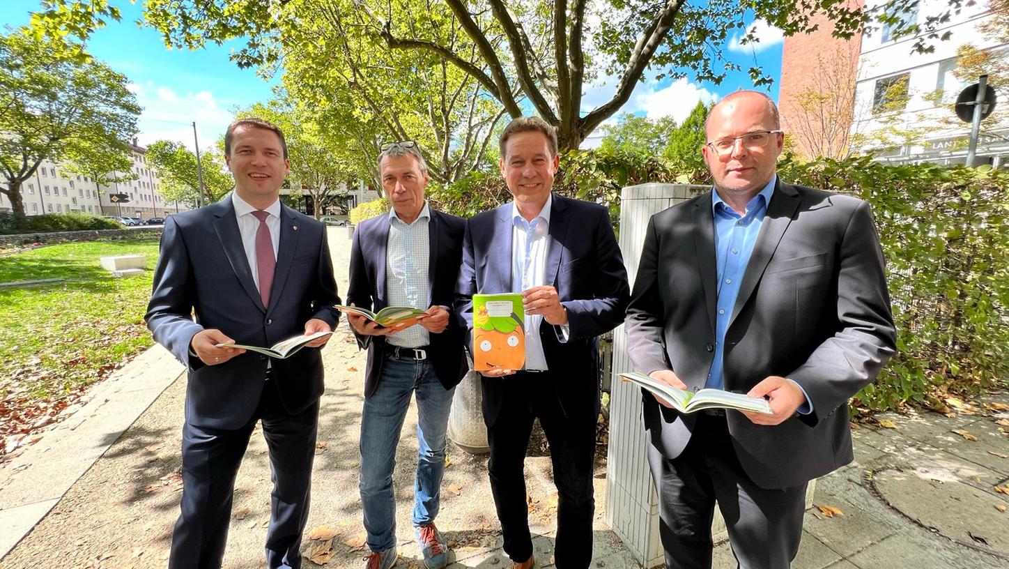 Landrat Matthias Dießl (von links), Schulamtsdirektor Wilfried Brehm, Bürgermeister Markus Braun und Steins Zweiter Bürgermeister Bertram Höfer wollen mit dem Möhrchenheft schon in der Grundschule zur Beschäftigung mit dem Fairen Handel anregen.