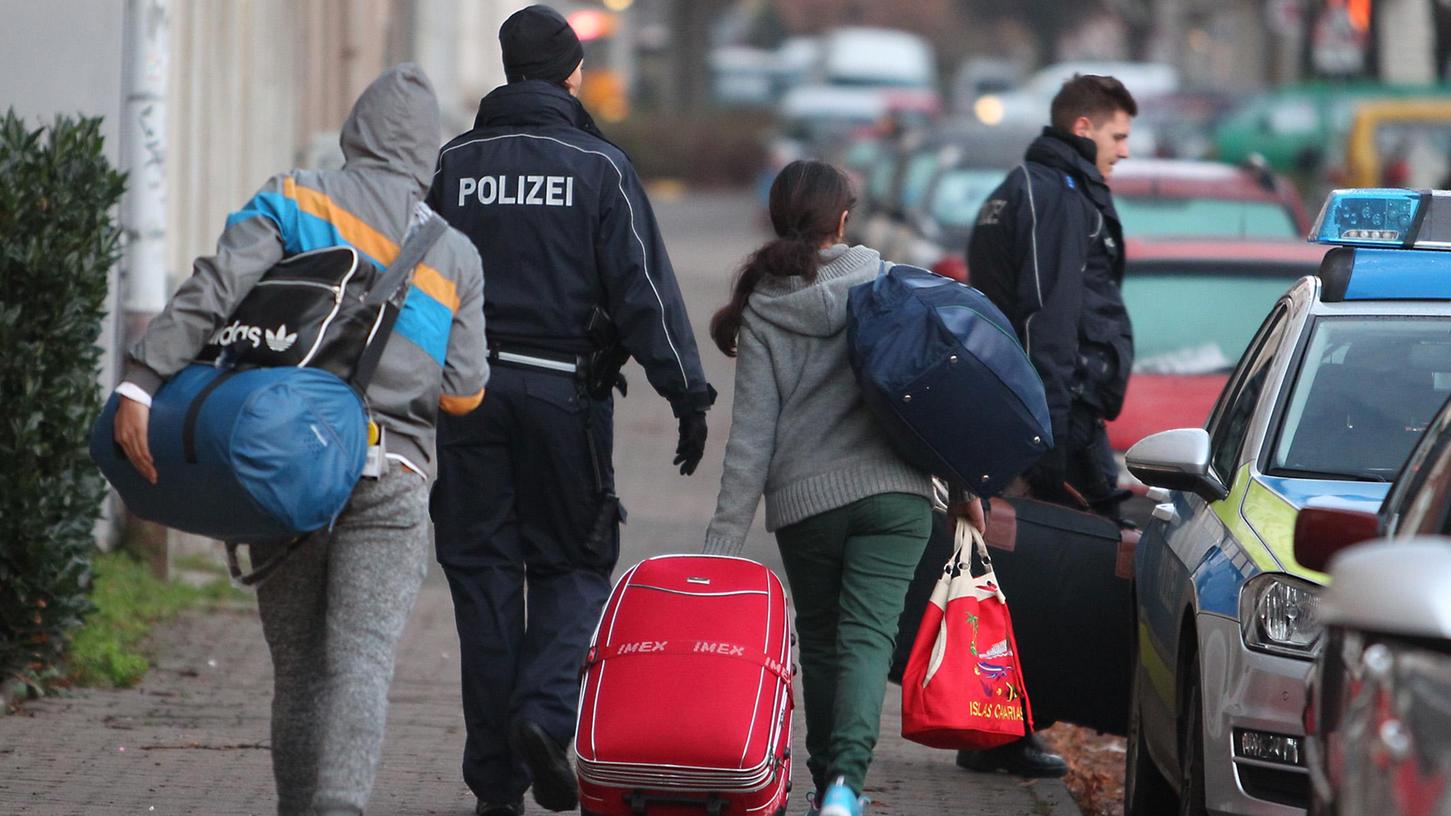 In Brandenburg gibt es indessen wieder mehr Abschiebungen. Abgelehnte Asylbewerber werden zum Transport zum Flughafen abgeholt.