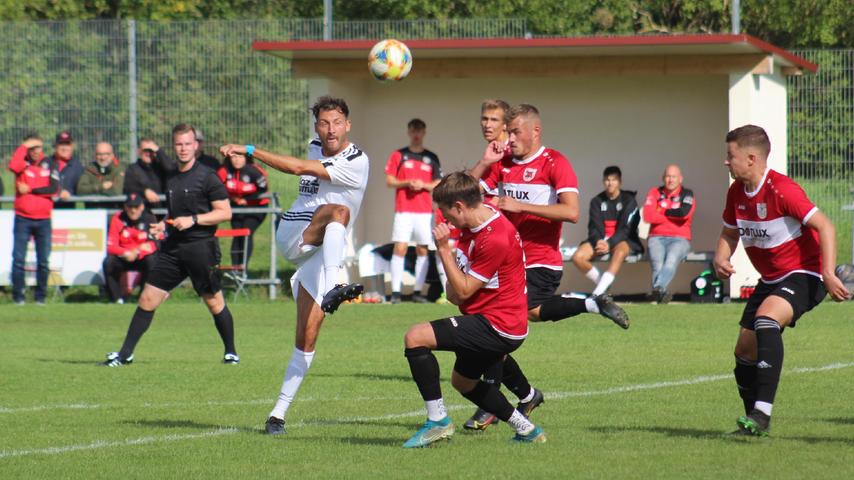 Der TSV 1860 Weißenburg (in Rot) und der SV Mering lieferten sich ein packendes Landesliga-Spiel, das mit einem 3:3 endete.