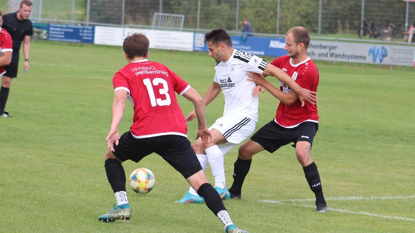 Der TSV 1860 Weißenburg (rechts Johannes Meyer) und der SV Mering lieferten sich ein packendes Landesliga-Spiel, das mit einem 3:3 endete.