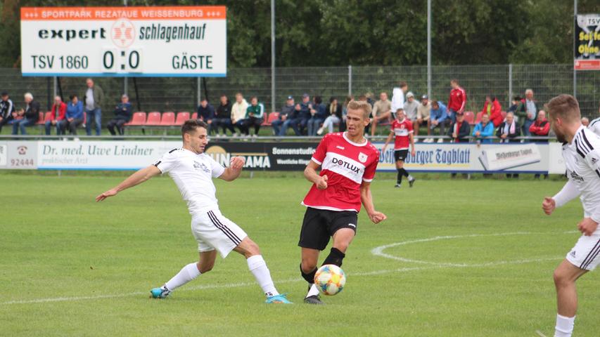 Der TSV 1860 Weißenburg (rechts Daniel Hofrichter) und der SV Mering lieferten sich ein packendes Landesliga-Spiel, das mit einem 3:3 endete.