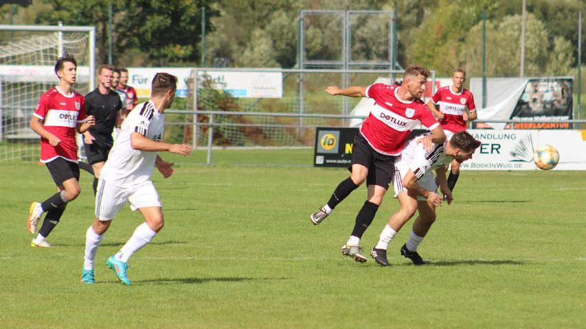 Der TSV 1860 Weißenburg (in rot) und der SV Mering lieferten sich ein packendes Landesliga-Spiel, das mit einem 3:3 endete.