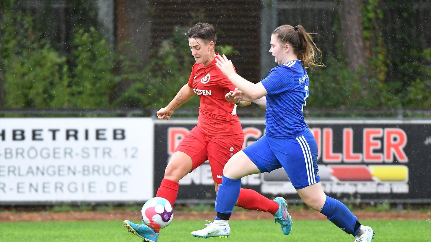 Zwei Vorlagen genügten nicht für Punkte: Sabrina Rümmler (links) legte zwei Tore auf, doch die SpVgg Erlangen verlor mit 2:4.
Zwei Vorlagen genügten nicht für Punkte: Sabrina Rümmler (links) legte zwei Tore auf, doch die SpVgg Erlangen verlor mit 2:4.
