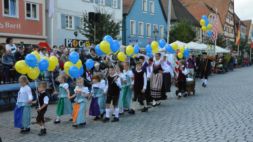 Die Kinder- und Jugendgruppe der D’Altmühltaler ließen auf dem Marktplatz Luftballons in den Stadtfarben in den Himmel steigen und zeigte danach zwei Tänze.
