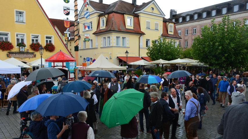 Kurz vor dem Start des traditionellen Kirchweihauftaktes ging ein heftiger Regenschauer über Gunzenhausen nieder. Regenschirme waren das Accessoire der Stunde. Trotz des unbeständigen Wetters hatten sich viele Zuschauer und Zuschauerinnen eingefunden. 
