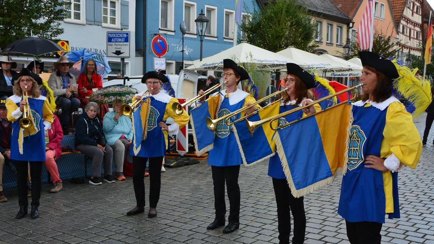 Die Fanfarenbläserinnen des Posaunenchors Gunzenhausen sind ein fester Bestandteil des Kirchweih-Auftaktes und begeisterten Groß und Klein.