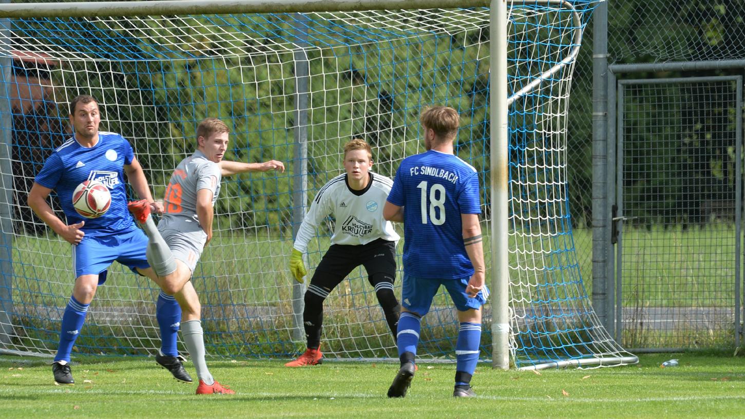 Schwierige Angelegenheit: Der FC Sindlbach (blaue Trikots) ist mit einem schweren Auftaktprogramm noch nicht so richtig angekommen in der Kreisklasse Neumarkt/Jura Ost.
Schwierige Angelegenheit: Der FC Sindlbach (blaue Trikots) ist mit einem schweren Auftaktprogramm noch nicht so richtig angekommen in der Kreisklasse Neumarkt/Jura Ost.