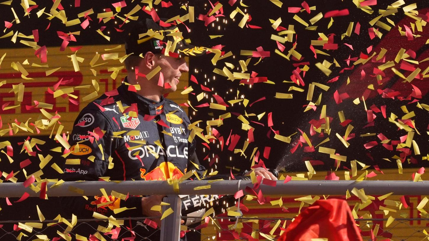 Red-Bull-Pilot Max Verstappen feiert nach seinem Sieg auf dem Podium.