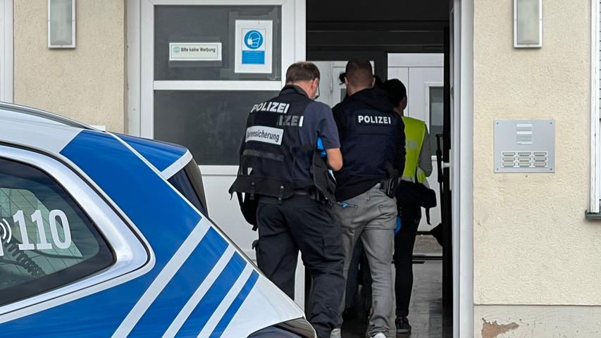 Ein größeres Polizeiaufgebot war am Sonntag in der Elkan-Naumburg-Straße im Einsatz. Der Kriminaldauerdienst Mittelfranken sicherte am Tatort erste Spuren.
