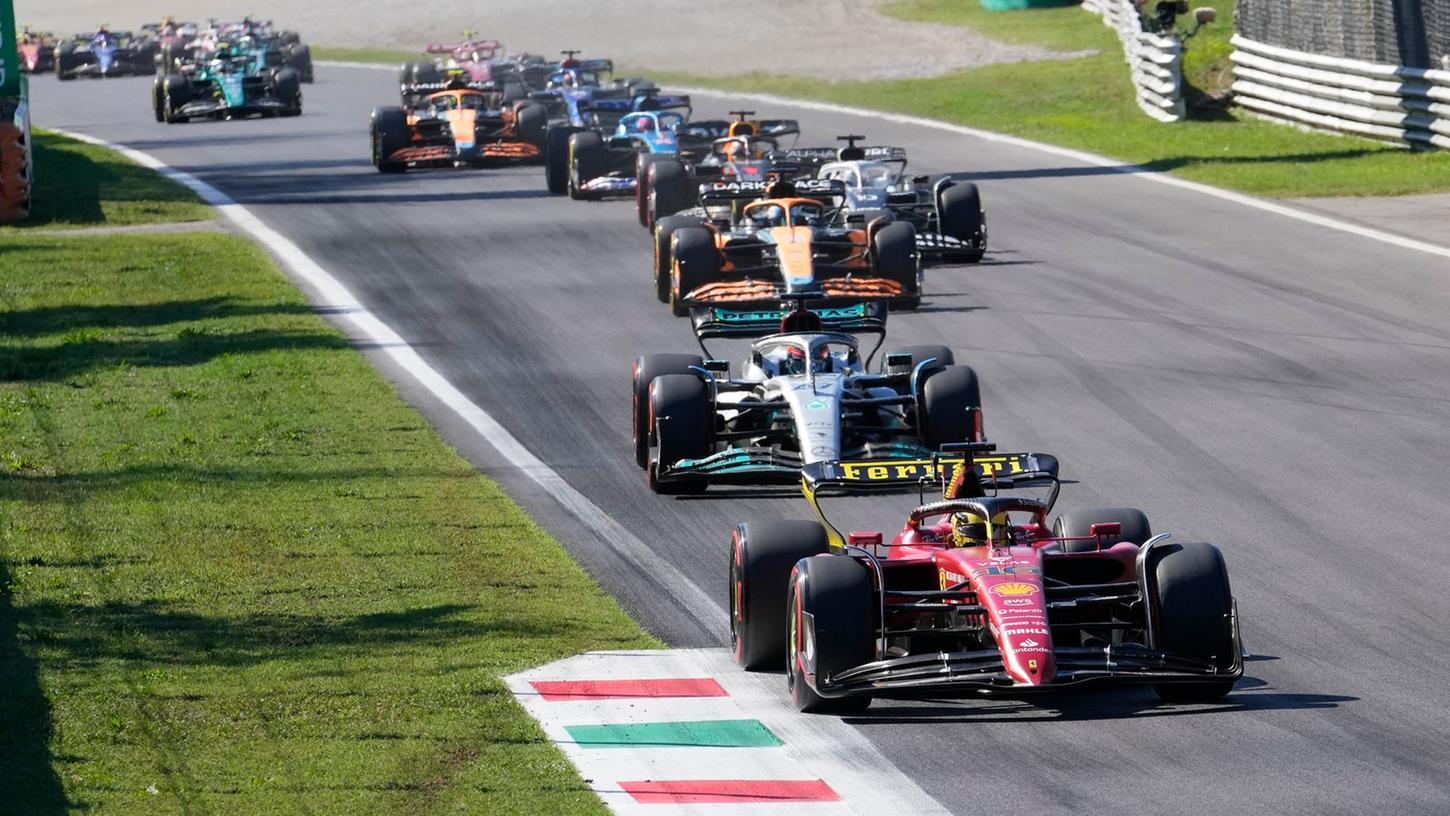 Charles Leclerc (vorne) aus Monaco vom Team Ferrari steuert sein Auto auf der Rennstrecke. Charles Leclerc (vorne) aus Monaco vom Team Ferrari steuert sein Auto auf der Rennstrecke.
