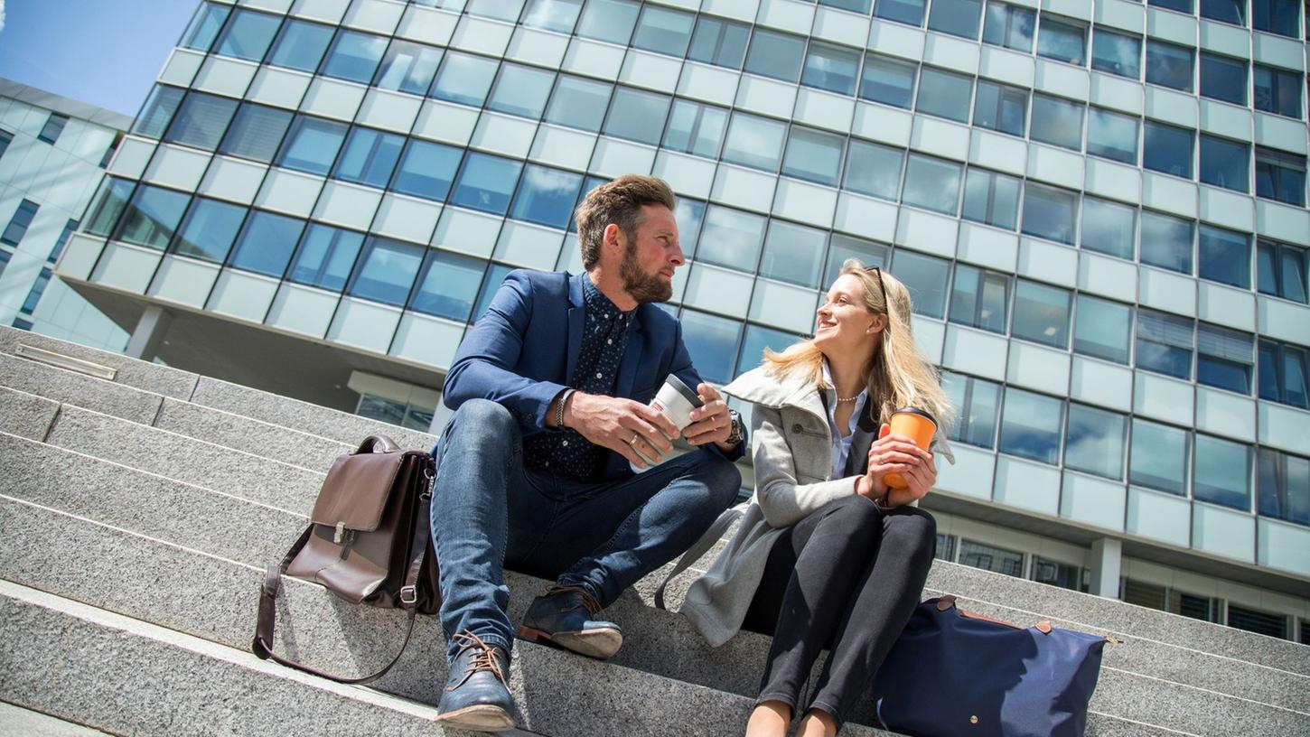 Beim netten Plausch mit dem Kollegen über das Gehalt austauschen? Manche Arbeitsverträge wollen das unterbinden. Beim netten Plausch mit dem Kollegen über das Gehalt austauschen? Manche Arbeitsverträge wollen das unterbinden.