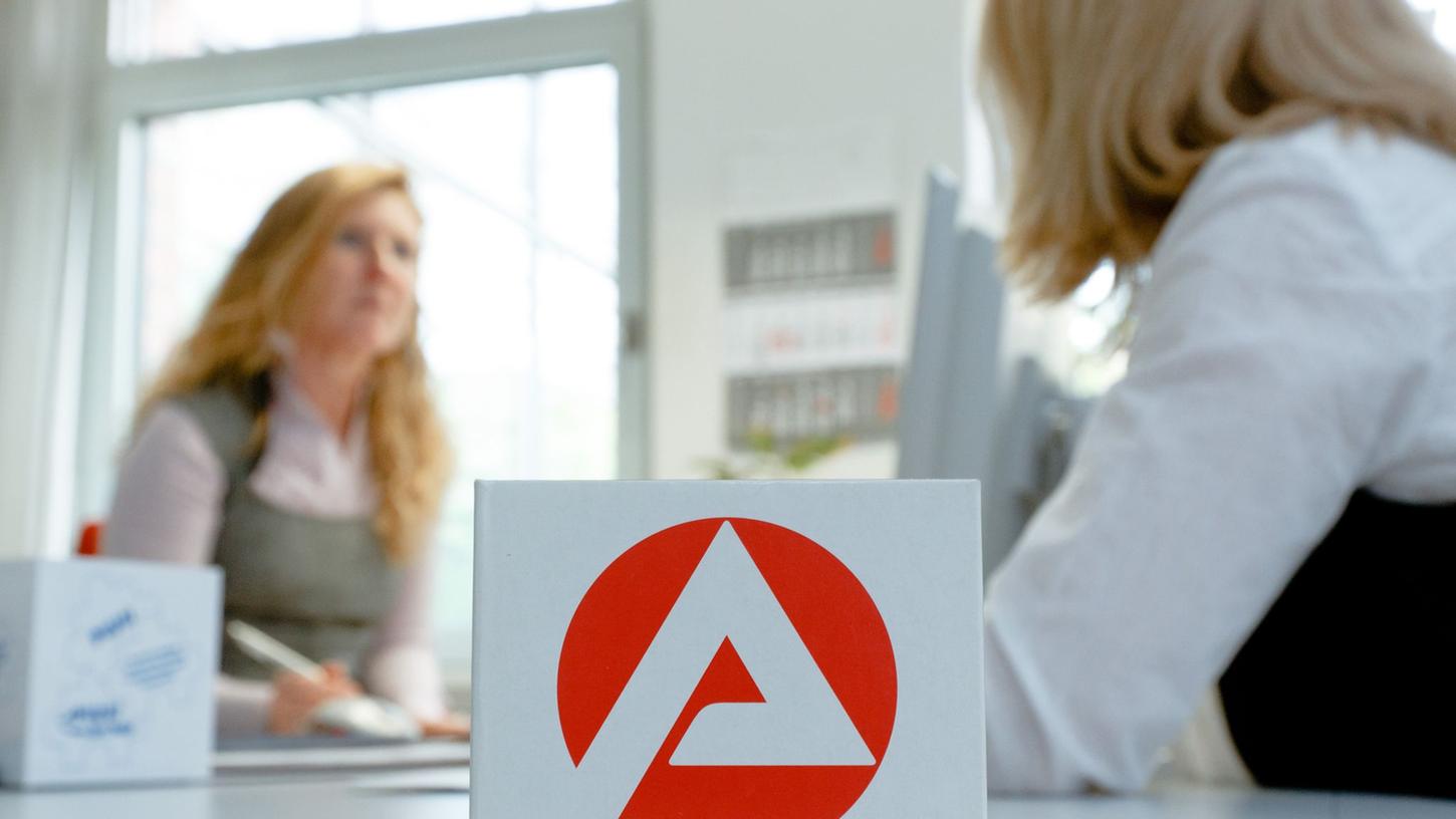 Jobcenter oder privater Arbeitsvermittler? Bei Arbeitslosigkeit gibt es verschiedene Hilfsangebote. Jobcenter oder privater Arbeitsvermittler? Bei Arbeitslosigkeit gibt es verschiedene Hilfsangebote.