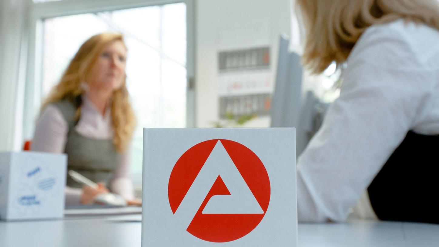 Jobcenter oder privater Arbeitsvermittler? Bei Arbeitslosigkeit gibt es verschiedene Hilfsangebote. Jobcenter oder privater Arbeitsvermittler? Bei Arbeitslosigkeit gibt es verschiedene Hilfsangebote.